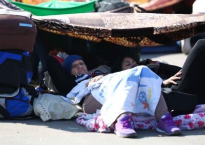 La mayoría duerme en la calle, ha estado en necesidad de alimentos y no tenía casa propia en su país. La precaria situación de los venezolanos que migran caminando.