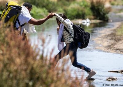 México reporta baja en flujo de migrantes hacia EE.UU. tras fin de Título 42